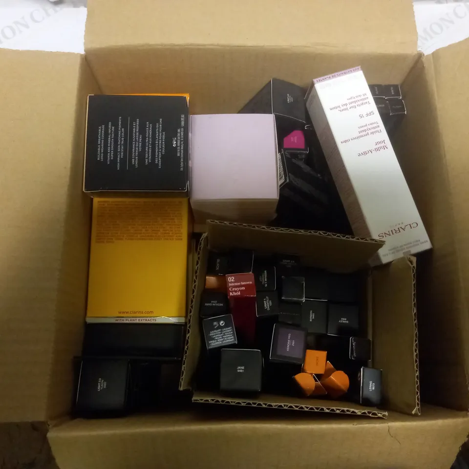 BOX OF APPROX 25 HEALTH AND BEAUTY ITEMS TO INCLUDE - NARS LOUNGWEAR FOUNDATION - NARS SINGLE EYESHADOW - CLARINS SUN CARE CREAM UVA 20 ECT