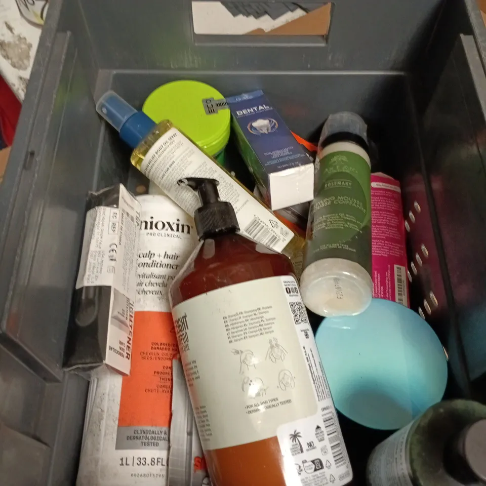 APPROXIMATEY 15 ASSORTED HEALTH AND BEAUTY PRODUCTS TO INCLUDE - NIVEA SUN LOTION - PANTENE PRO-V SHAMPOO AND DISTILLED WITCH HAZEL