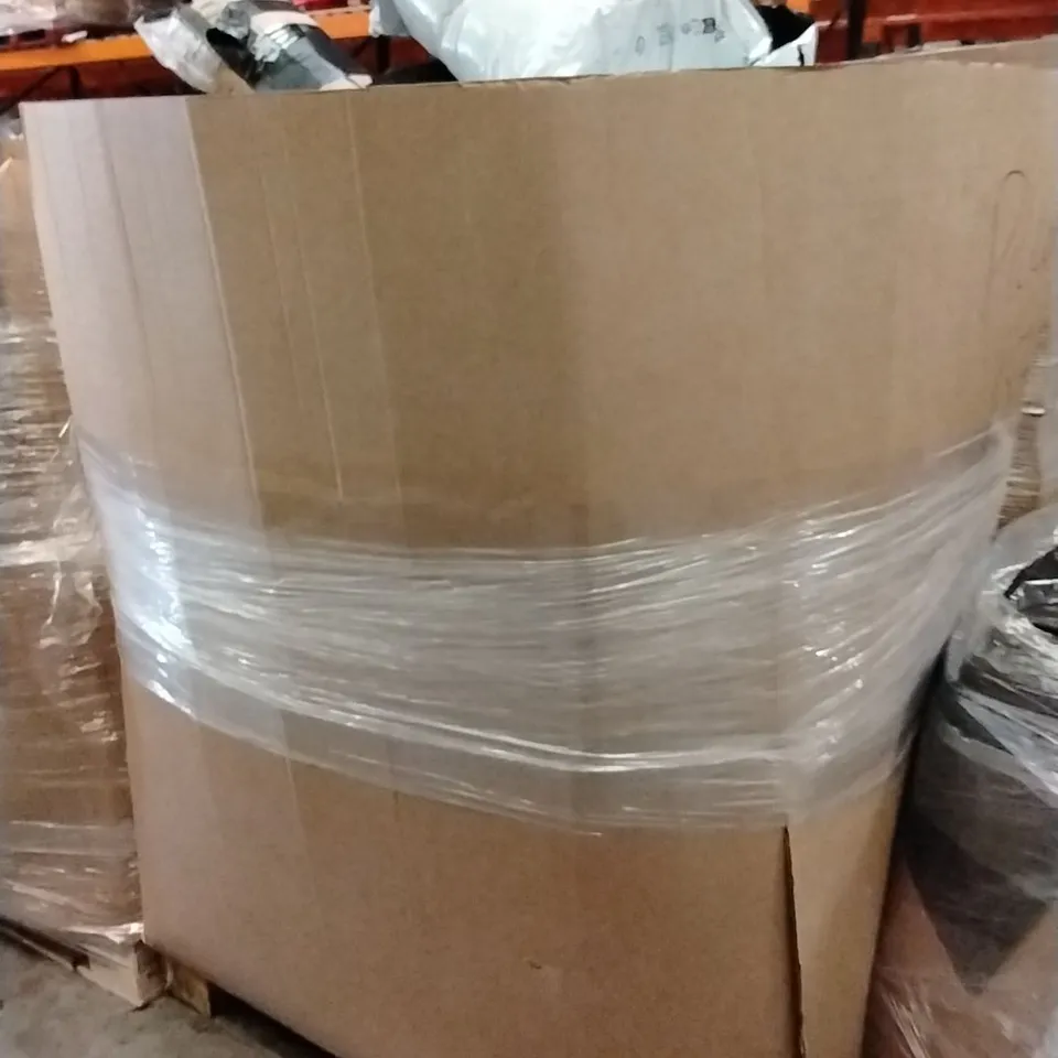 PALLET CONTAINING A LARGE QUANTITY OF PILLOWS