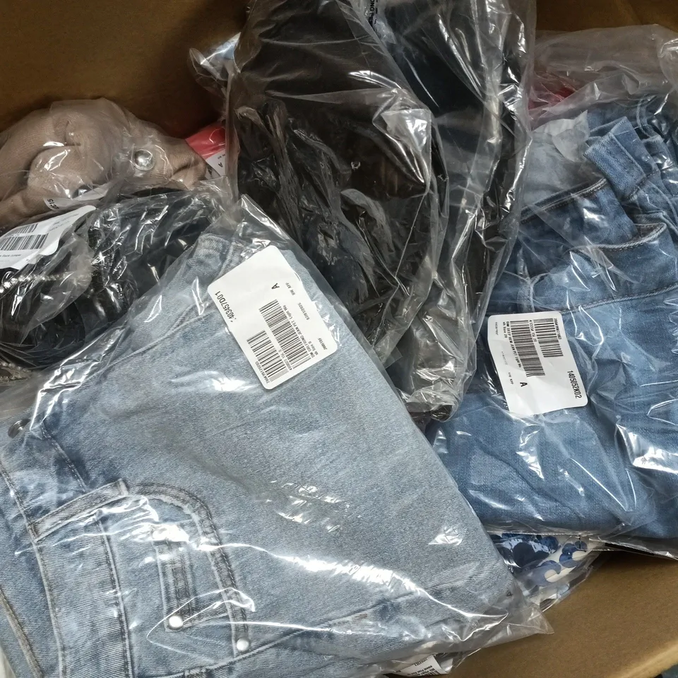APPROXIMATELY 25 ASSORTED CLOTHING ITEMS IN VARIOUS SIZES, COLOURS & STYLES TO INCLUDE BRANDS SUCH AS WYNNE DENIM, BEN DE LISI, SOSANDER, ETC - COLLECTION ONLY