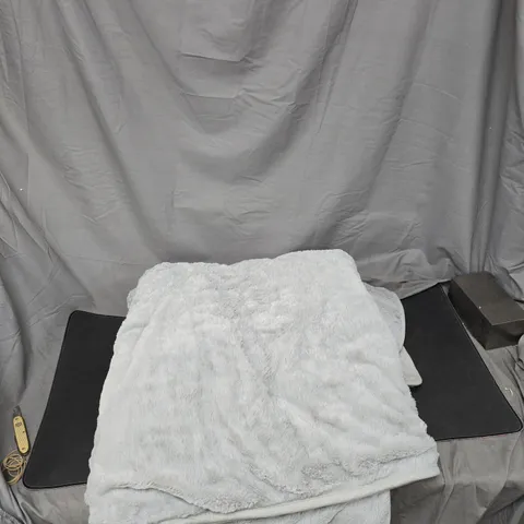 COZEE HOME FAMILY SIZED FAUX FUR & VELVETSOFT HEATED THROW