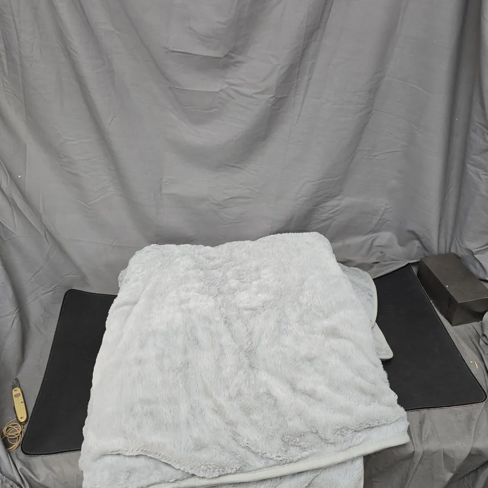 COZEE HOME FAMILY SIZED FAUX FUR & VELVETSOFT HEATED THROW