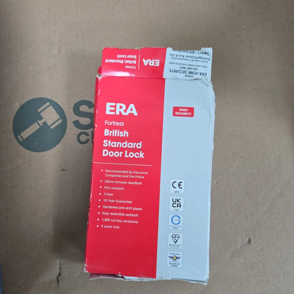 TOTE OF APPROXIMATELY 15 ASSORTED ITEMS TO INCLUDE: ERA STANDARD BRITISH LOCK