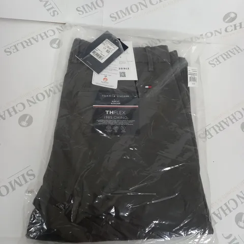 BAGGED TOMMY HILFIGER THE FLEX 1985 CHINOS SIZE W32 L30