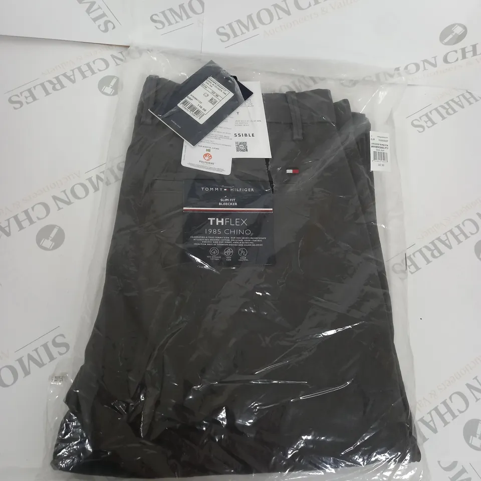 BAGGED TOMMY HILFIGER THE FLEX 1985 CHINOS SIZE W32 L30