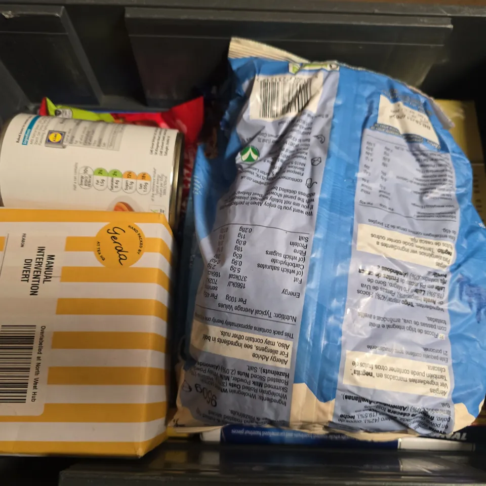 APPROXIMATELY 15 ASSORTED FOOD & DRINK ITEMS TO INCLUDE YORKSHIRE GOLD, BAKED BEANS, ALPEN MUESLI RECIPE, ETC - COLLECTION ONLY