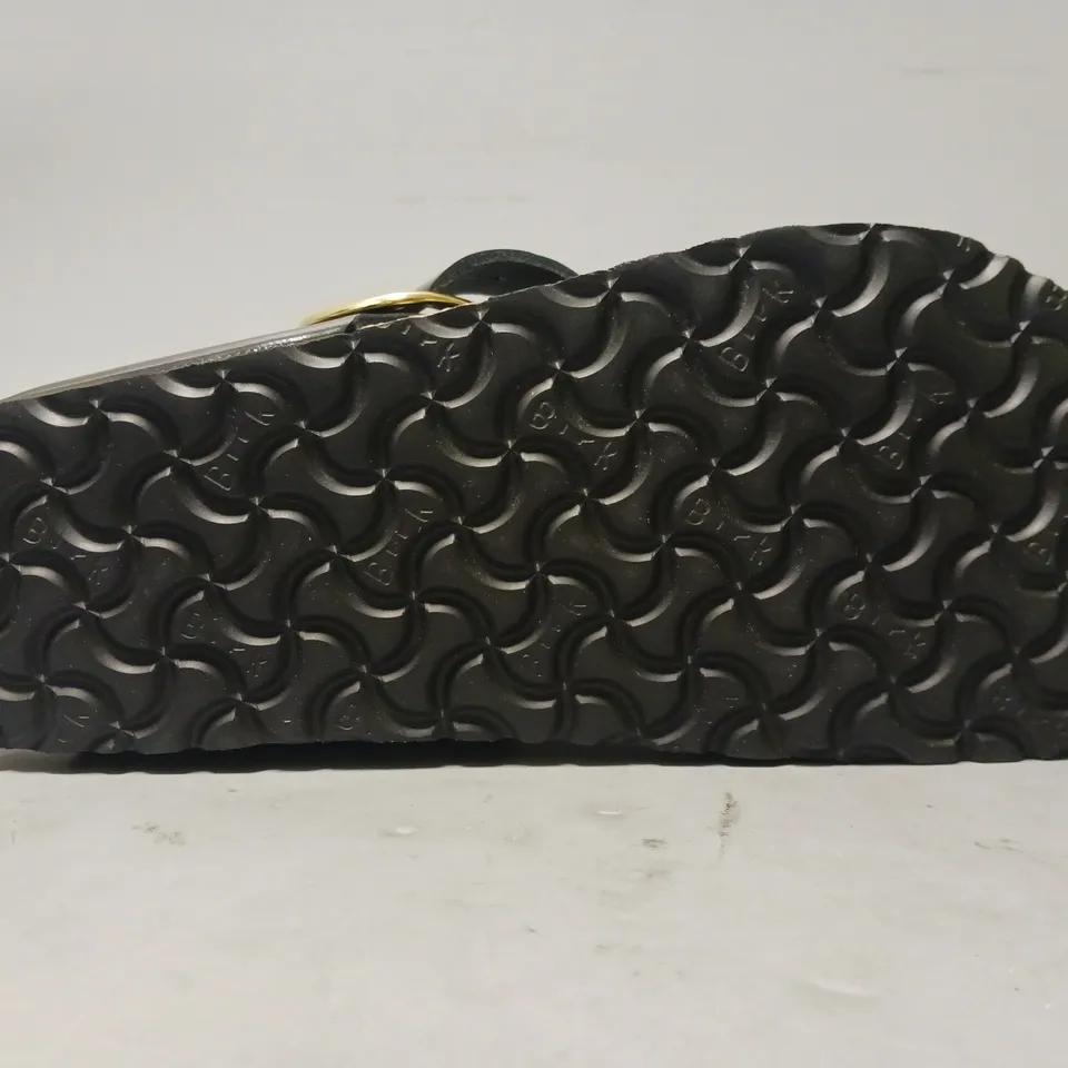 BOXED PAIR OF BIRKENSTOCK GIZEH BIG BUCKLE TOE-POST FOOTBED SANDALS IN BLACK UK SIZE 9