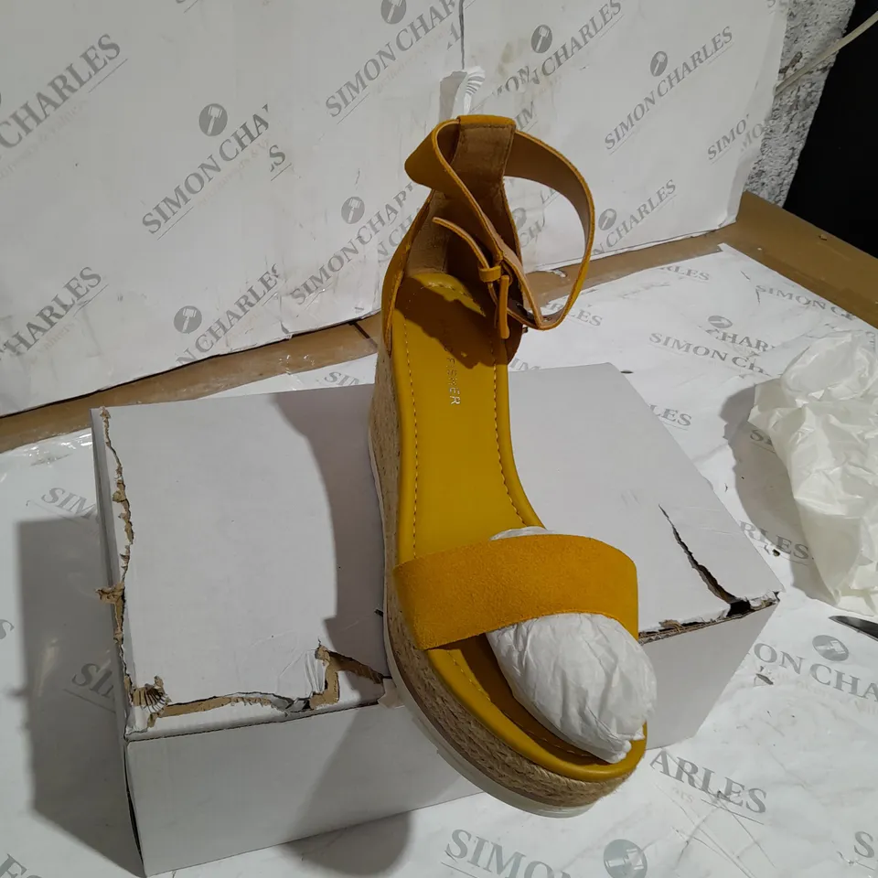 BOXED MARC FISHER ZAKO WEDGE SANDALS MUSTARD SIZE 6.5