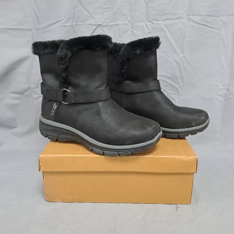 BOXED PAIR OF SKECHERS EASY GOING BOOTS IN BLACK SIZE 5