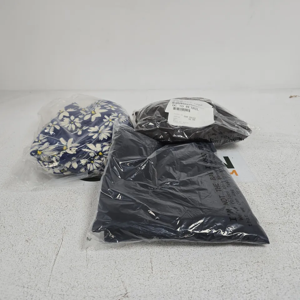 BOX OF APPROXIMATELY 25 ASSORTED CLOTHING ITEMS OF VARIOUS SIZES AND STYLES