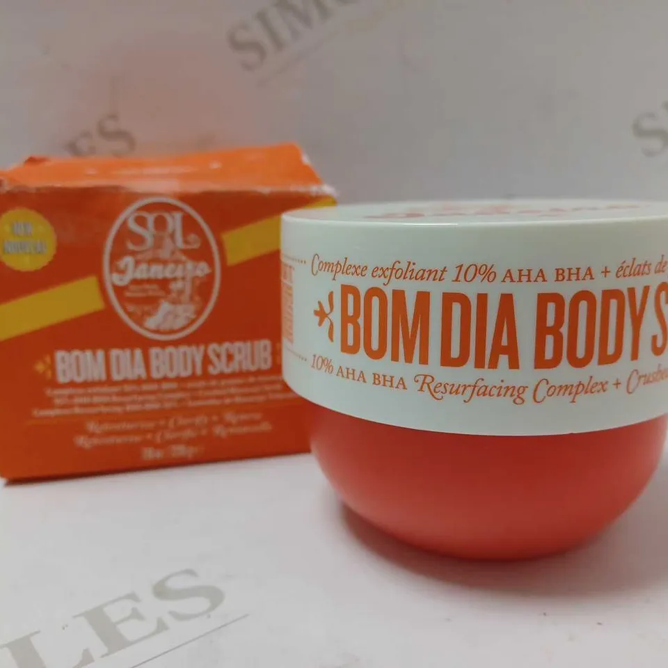 SOL DE JANEIRO BOM DIA BODY SCRUB 10% AHA BHA RESURFACING COMPLEX WITH CRUSHED MARACUJÁ SEEDS 220G