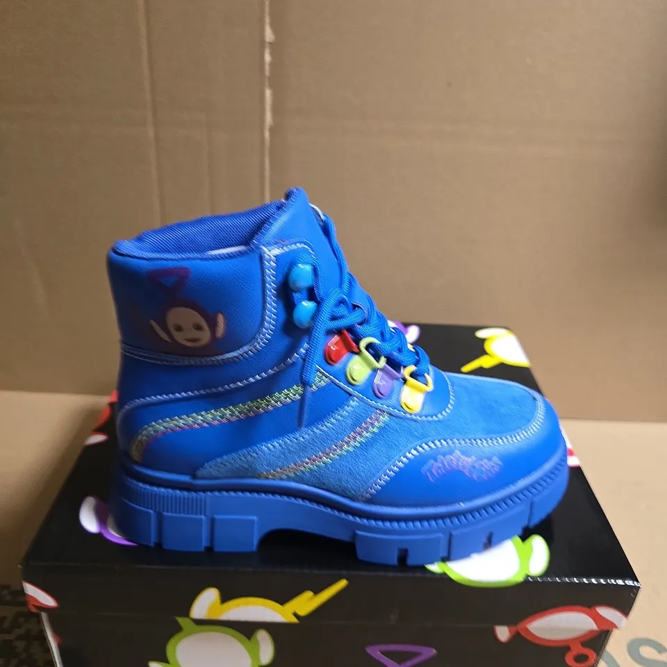 BOXED PAIR OF KOI HOME HILL TELETUBBIES KIDZ BOOTS – BLUE - UK SIZE 12