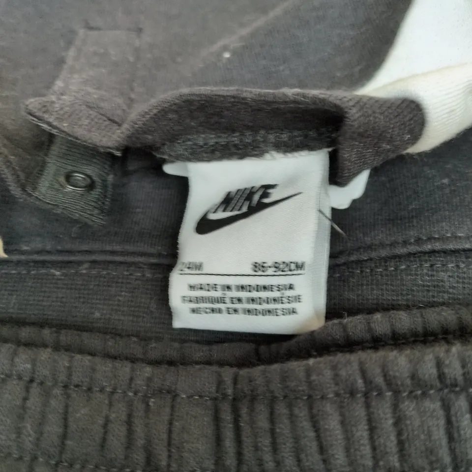 NIKE 2 PIECE SWEAT SUIT BLACK AND WHITE, 24 MONTHS WITH TAGS