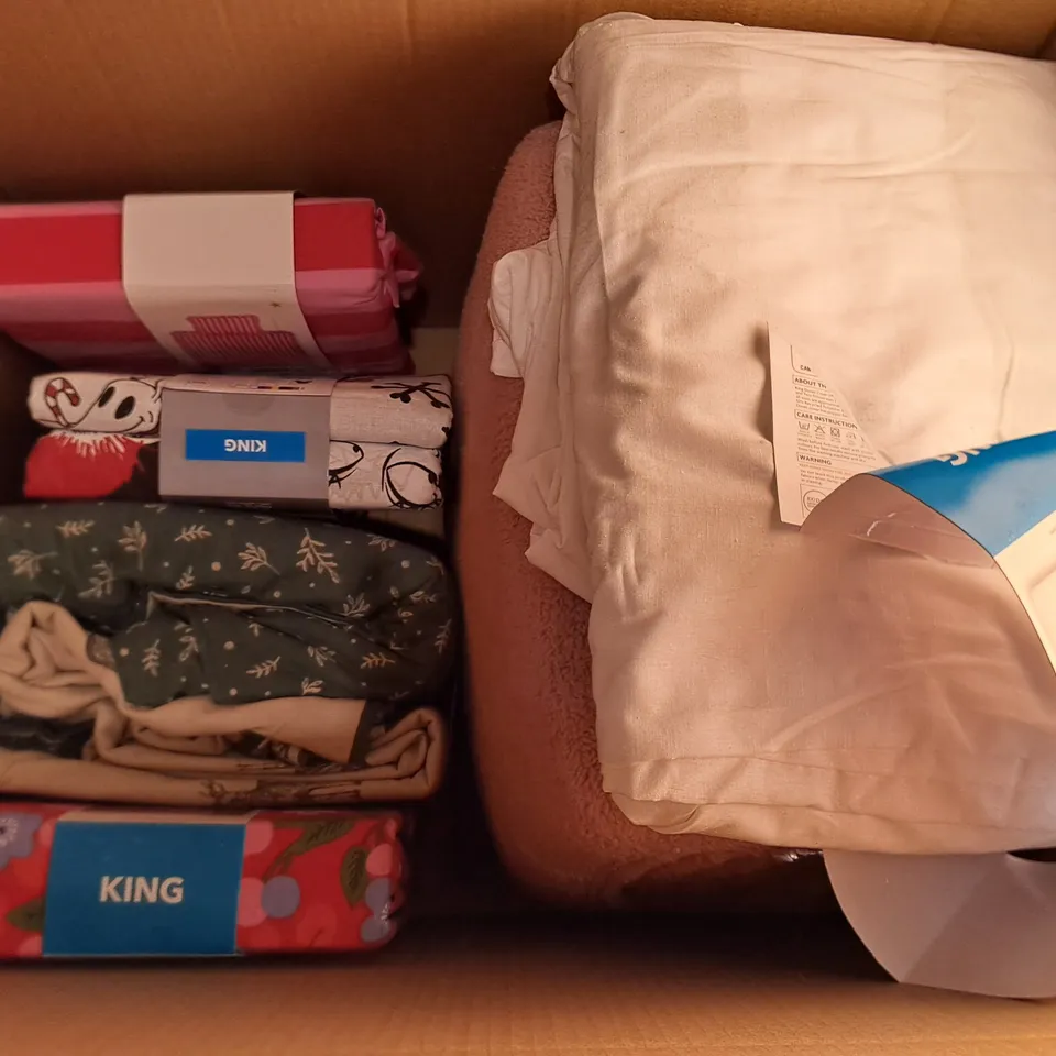 LOT OF APPROXIMATELY 14 ASSORTED BEDDING AND SOFT FURNISHING ITEMS TO INCLUDE DUVET SETS, SHEETS AND CUSHION