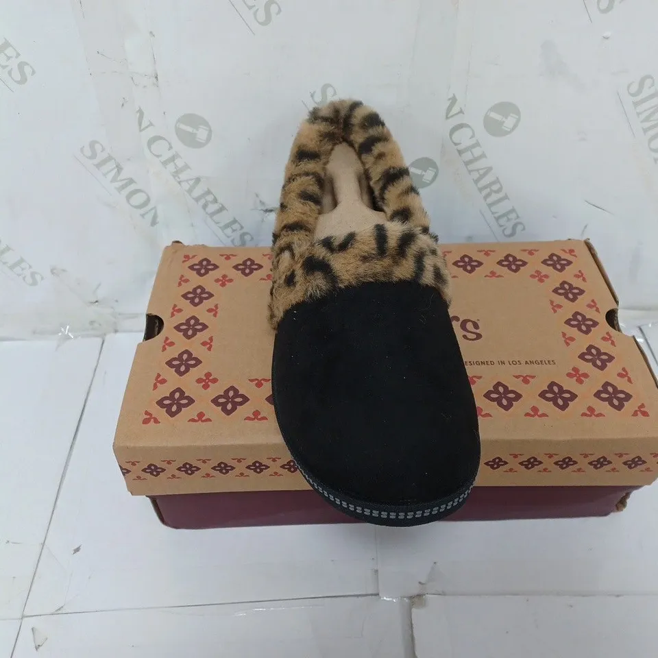 BOXED PAIR OF SKECHERS COZY CAMPFIRE FRISKY GAL LEOPARD FUR LINED SLIPPERS IN BLACK SIZE 6