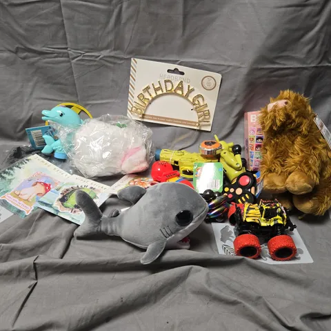 APPROXIMATELY 15 ASSORTED TOYS & GAMES PRODUCTS TO INCLUDE CHEEKY SCOT PLUSH, DOLPHIN PLUSH, BIRTHDAY GIRL HEADBAND, ETC