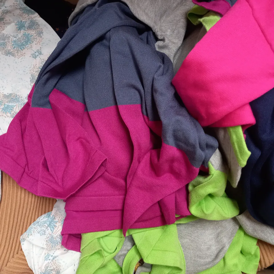 BOX OF APPROXIMATELY 20 ASSORTED CLOTHING AND FASHION ITEMS IN VARIOUS STYLES AND SIZES TO INCLUDE WHITE STUFF, FRANK USHER, ETC
