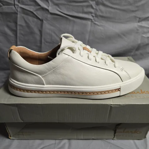 BOXED PAIR OF CLARKS UN MAUI LACE TRAINERS - UK SIZE 5