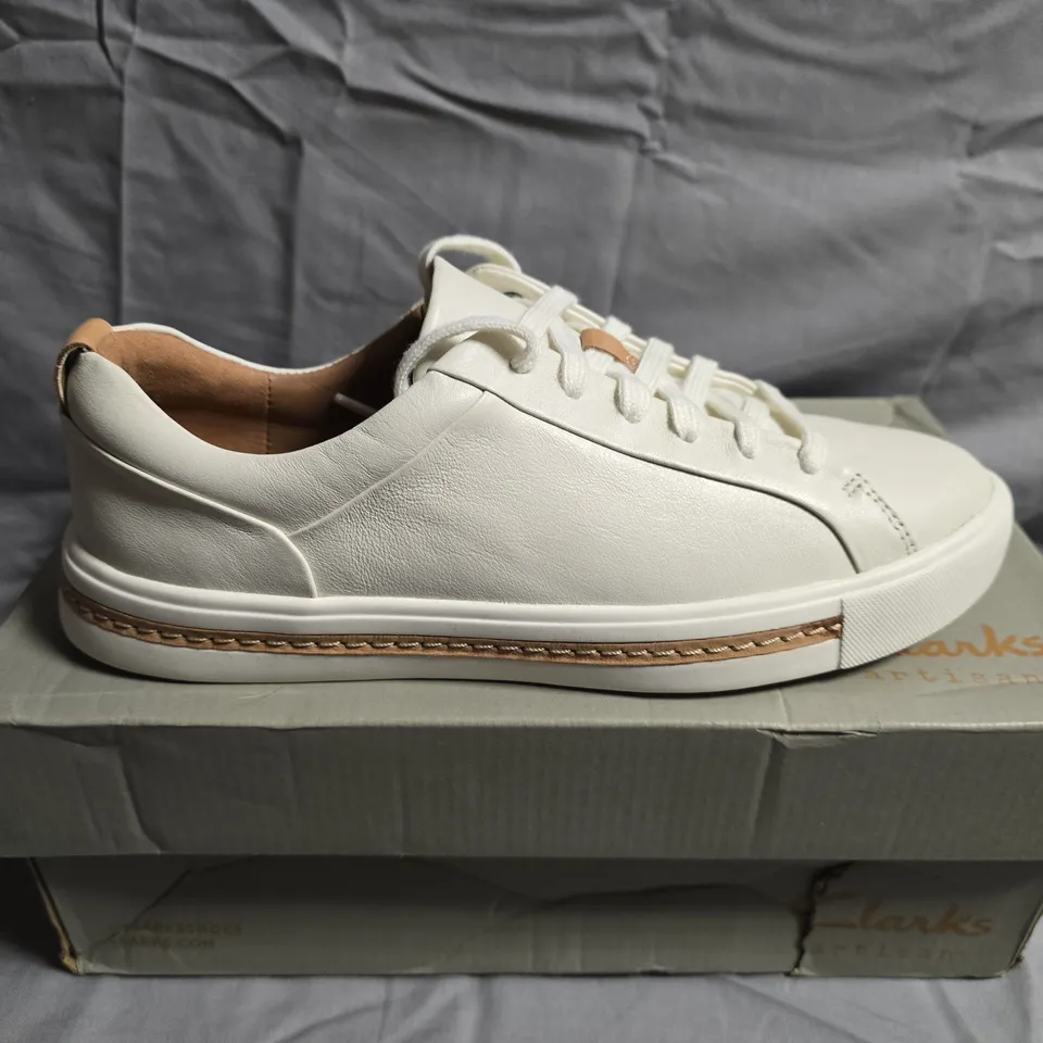 BOXED PAIR OF CLARKS UN MAUI LACE TRAINERS - UK SIZE 5