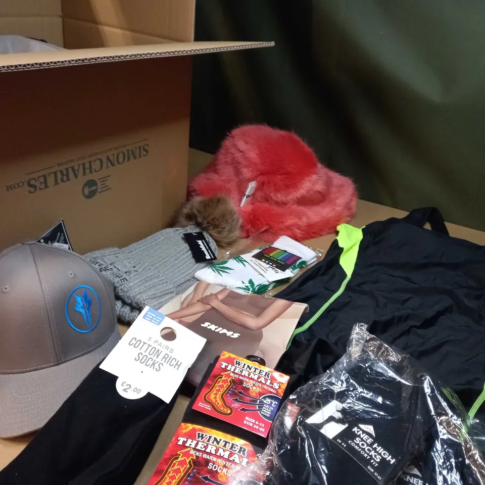 LOT OF APPROX. 15 ASSORTED CLOTHING ACCESSORIES  IN VARYING SIZES/COLOURS/STYLES TO INCLUDE: HAT, BAGS, SOCKS