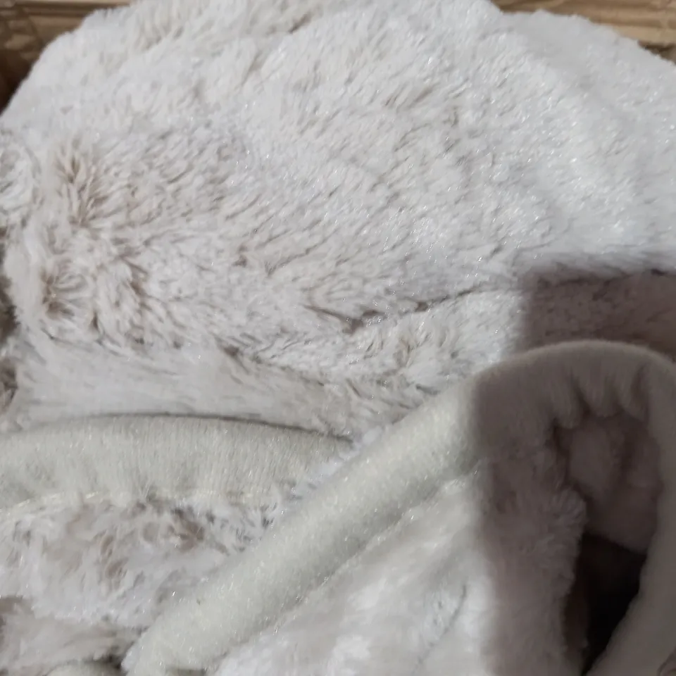 BOXED COZEE HOME VELVETSOFT HEATED THROW IN STONE 
