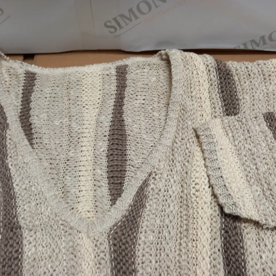 LOT OF APPROXIMATELY 20 V-NECK JUMPERS IN NATURAL - SIZE UNSPECIFIED