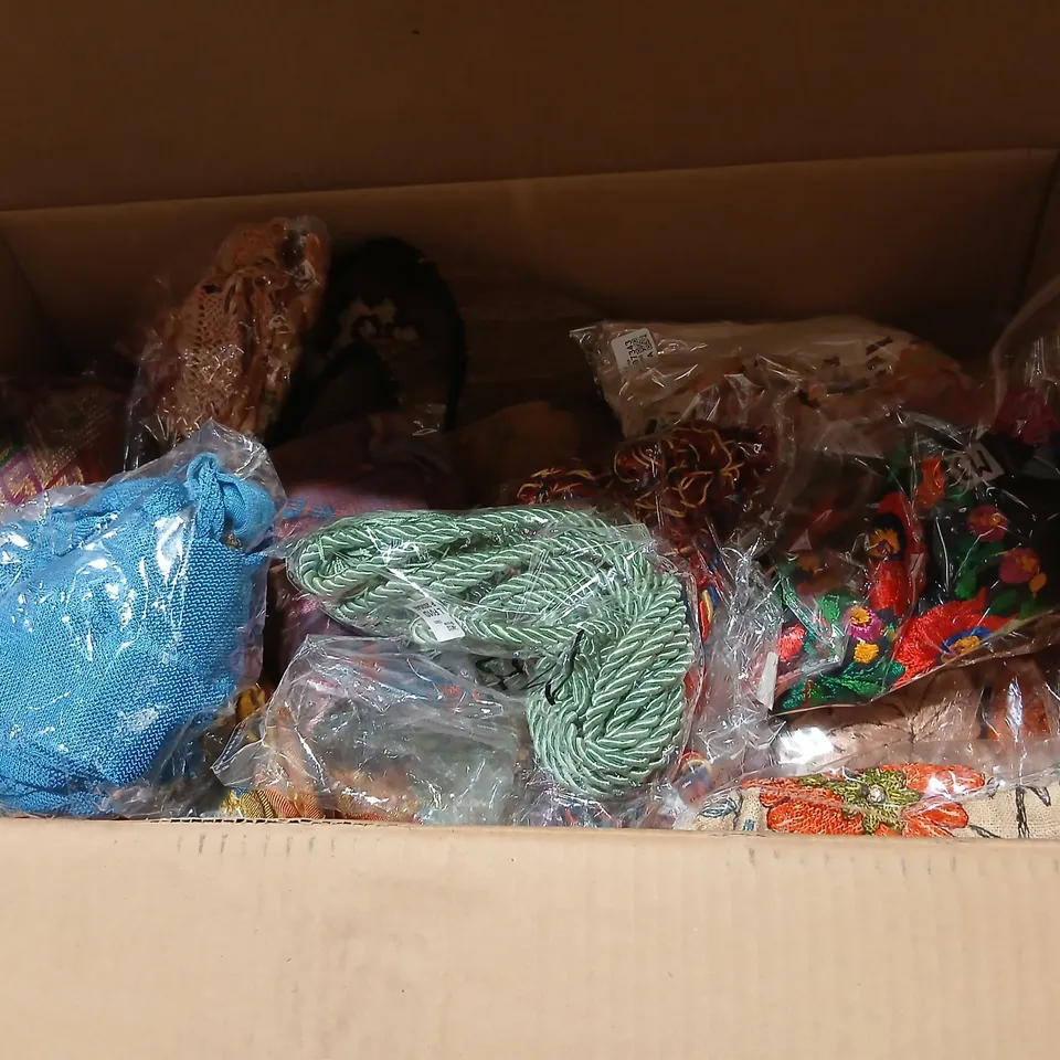 APPROXIMATELY 30 ITEMS OF ASSORTED CLOTHING AND SOFT FURNISHINGS 