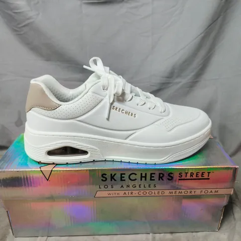 BOXED PAIR OF SKECHERS STREET LOS ANGELES WHITE SNEAKERS WITH AIR-COOLED MEMORY FOAM - SIZE 7