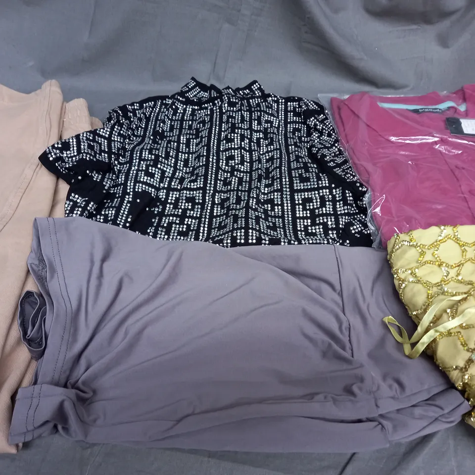 BOX OF APPROXIMATELY 25 ASSORTED CLOTHING ITEMS TO INCLUDE -POLO SHIRT , TROUSERS , SHORTS ETC