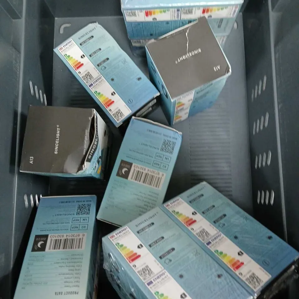 APPROXIMATELY 10 ASSORTED HOUSEHOLD BULBS IN VARIOUS BRANDS 