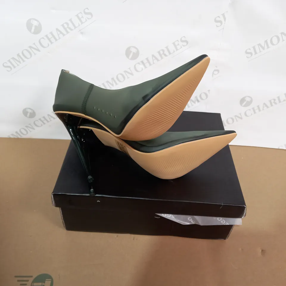 BOXED PAIR OF EGO GREEN HIGH HEELS SIZE 5