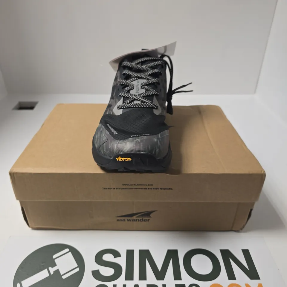 BOXED PAIR OF ALTRA AND WANDER M LONE PEAK 9+ AW TRAINERS - UK 9