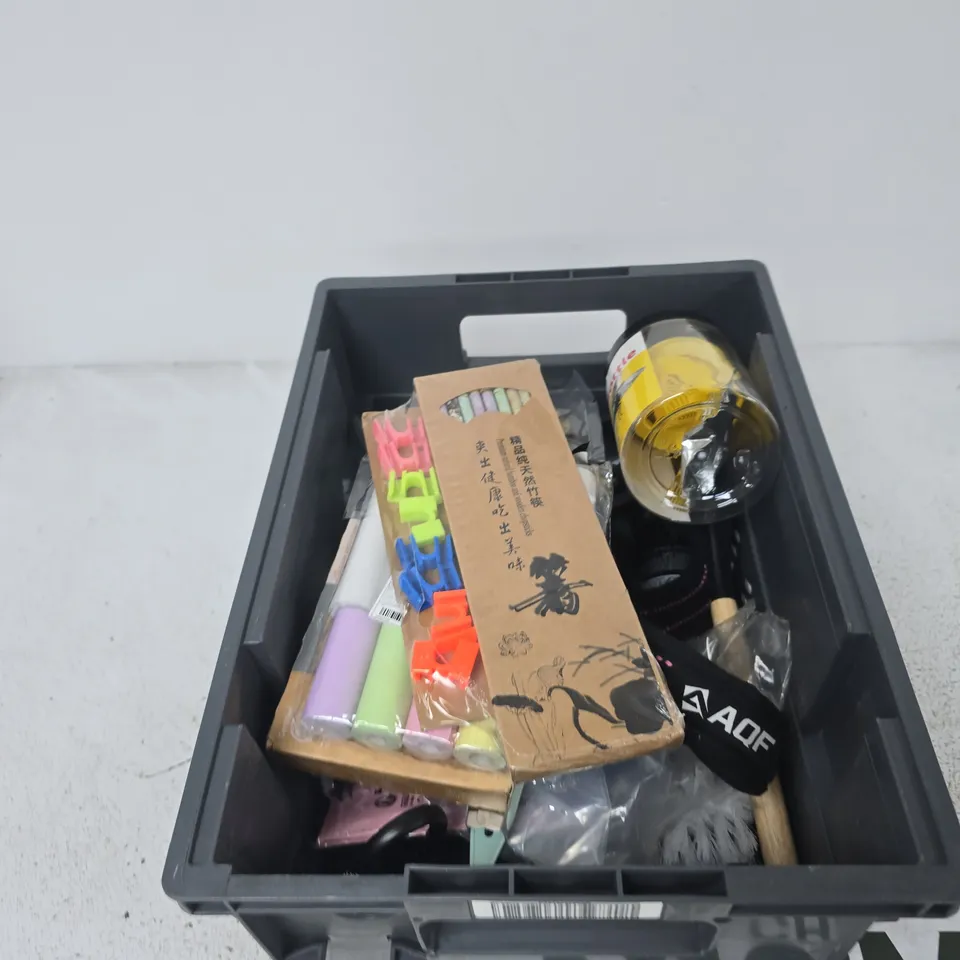 TOTE OF APPROXIMATELY 14 ASSORTED ITEMS TO INCLUDE: SALAD FORK AND SPOON