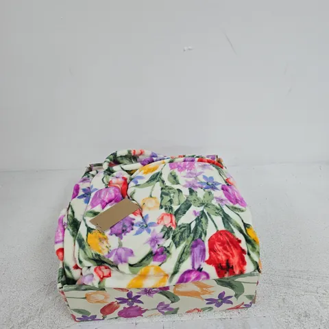 FLORAL-PATTERNED THROW IN DECORATIVE GIFT BOX