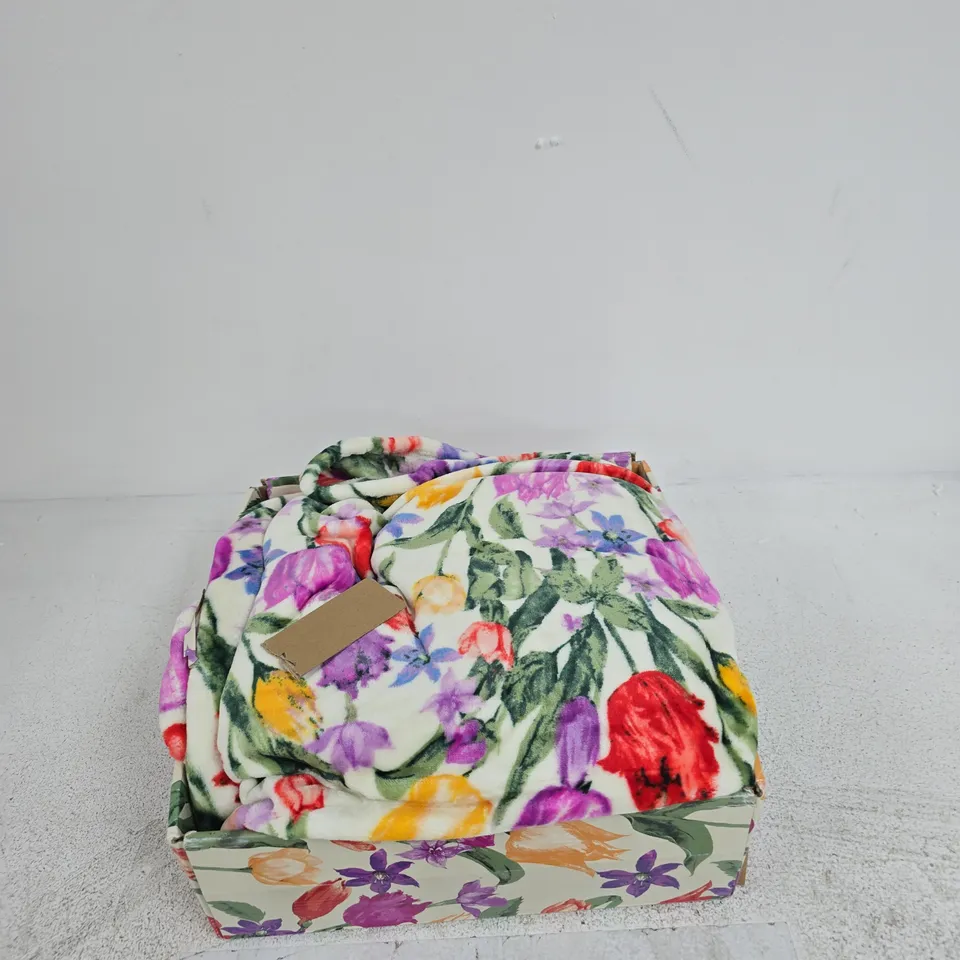 FLORAL-PATTERNED THROW IN DECORATIVE GIFT BOX