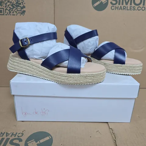 BOXED PAIR OF BEN DE LISI SANDALS IN NAVY SIZE 7