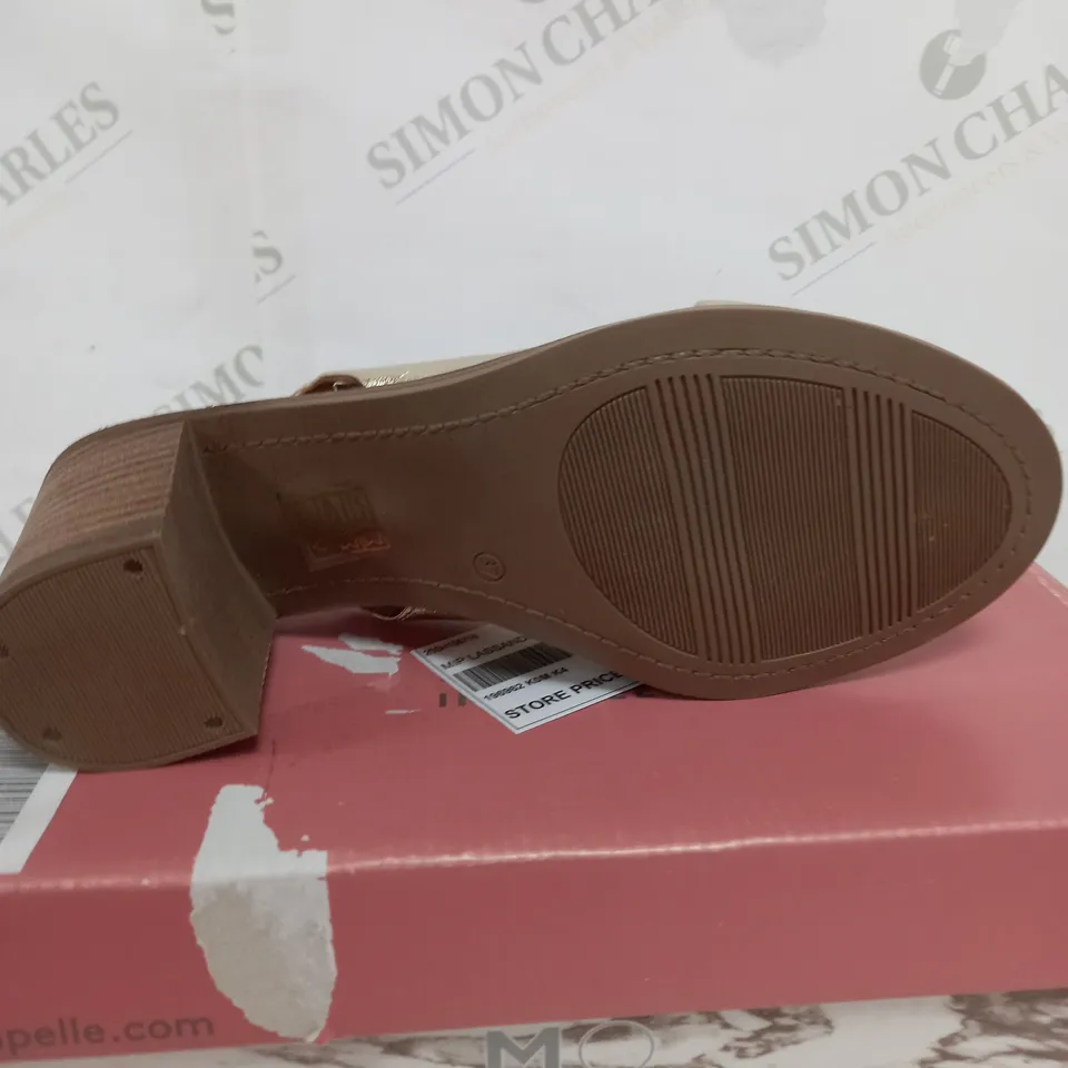 UNBOXED MODA IN PELLE LASSANDRA SANDAL IN GOLD SIZE 4