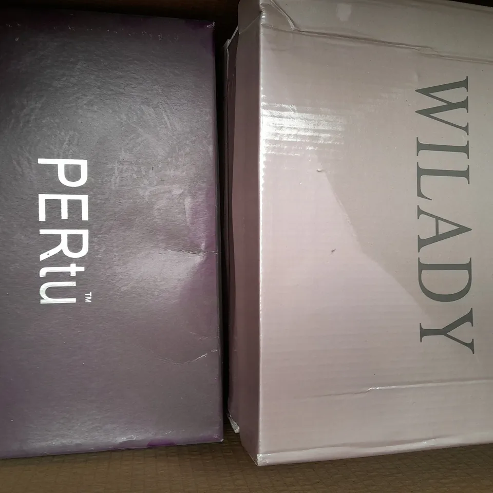 BOX OF APPROXIMATELY 5 ASSORTED SHOES AND FOOTWEAR ITEMS IN VARIOUS STYLES AND SIZES TO INCLUDE DOLI-BERRY, SINOBEN, ETC