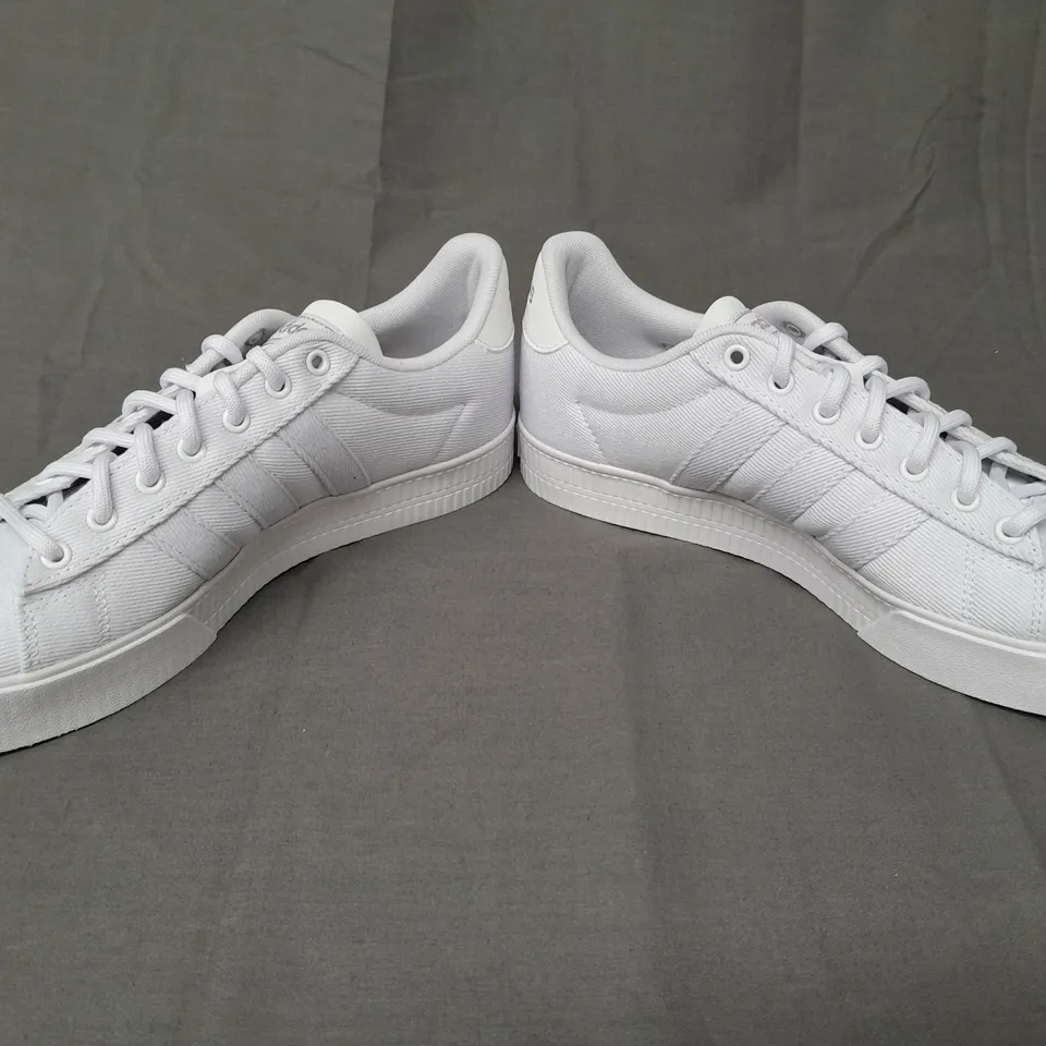PAIR OF ADIDAS TRAINERS IN WHITE UK SIZE 8.5