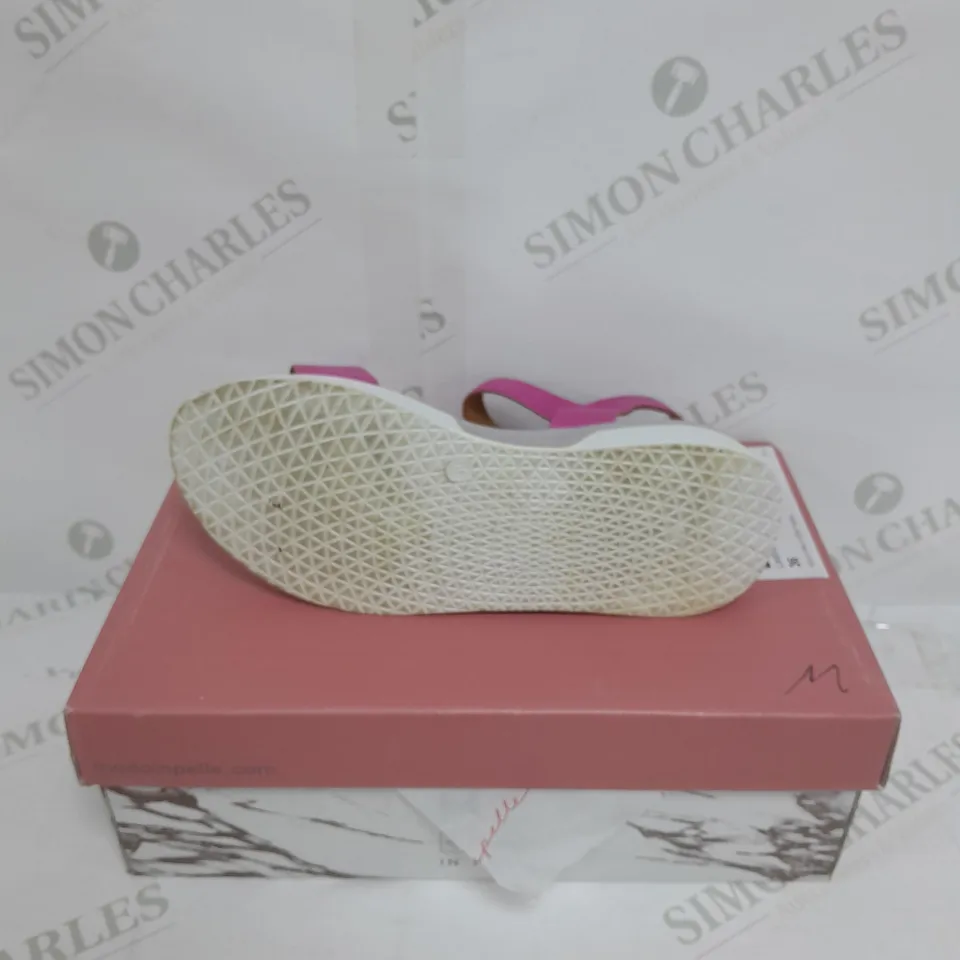 BOXED PAIR OF MODA IN PELLE ORINA SANDALS IN PINK SIZE 3