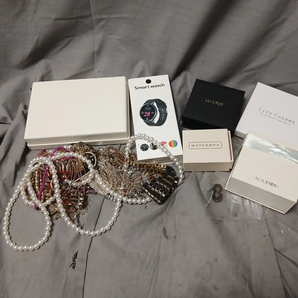APPROXIMATELY 20 ASSORTED JEWELLERY ITEMS TO INCLUDE BRANDS SUCH AS LILY & ROO, LIFE CHARMS, MATCHBOX, ETC
