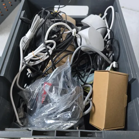 BOX CONTAINING A MIX OF 15 ASSORTED ITEMS INCLUDING WIRES, PLUGS, ROUTER ETC.