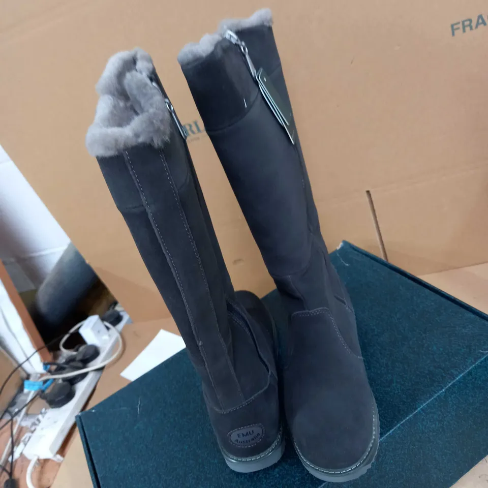 EMU ALL WEATHER WATERPROOF COLL SUEDE SHEEPSKIN MOONTA HIGH BOOT - SIZE 7