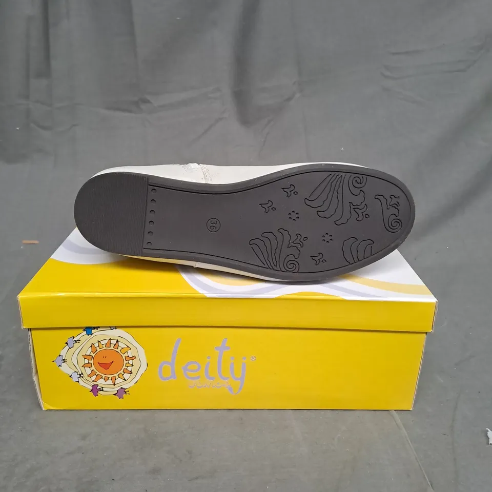 BOXED LOT OF 16 PAIRS OF LADIES SHOES. VARIOUS SIZES