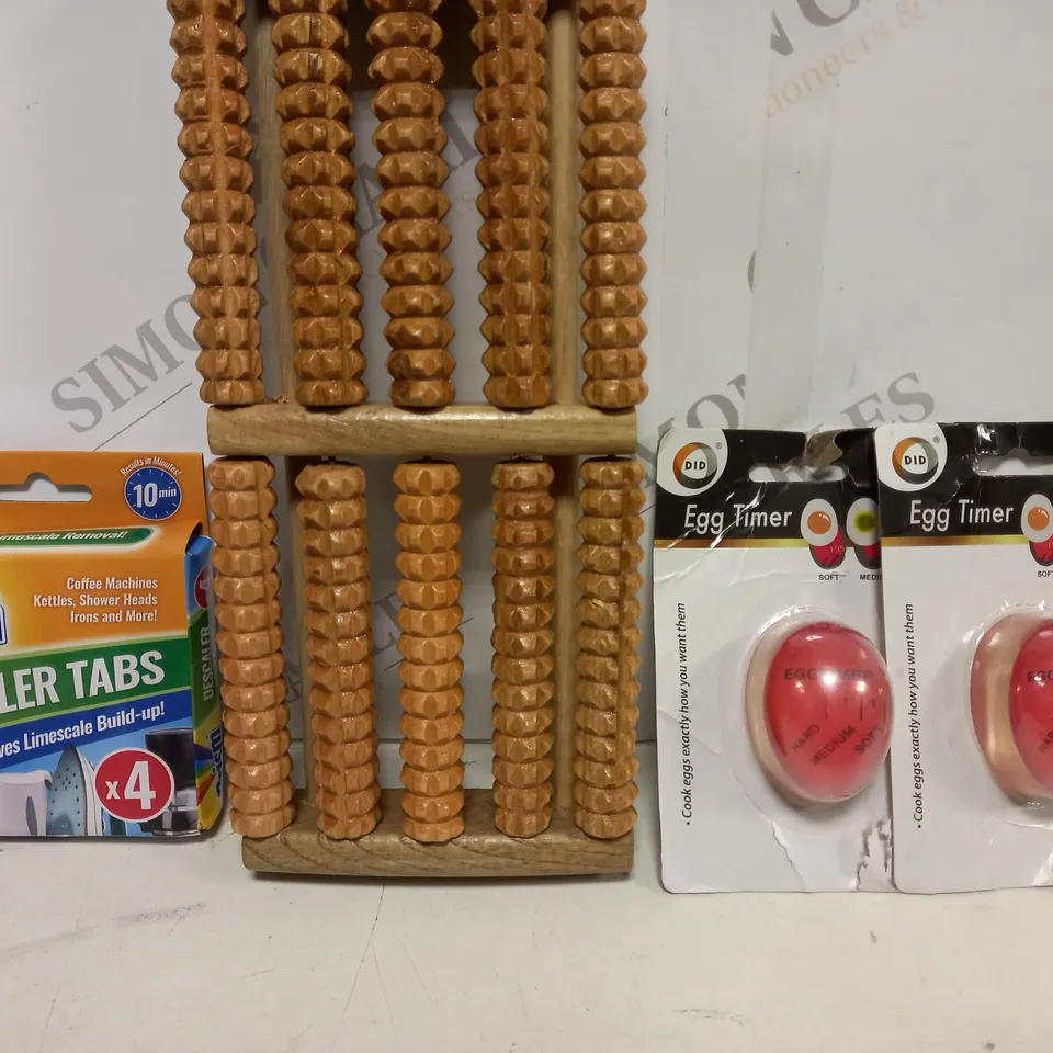APPROXIMATELY 15 ASSORTED HOUSEHOLD ITEMS TO INCLUDE EGG TIMER, DESCALER TABS, ETC