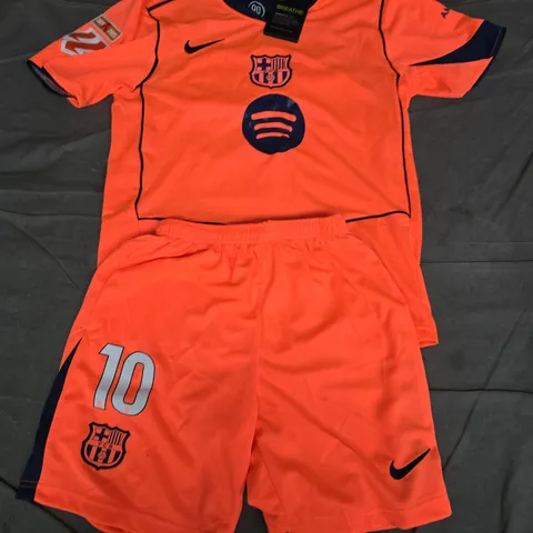 NIKE FC BARCELONA KIDS #10 LAMINE YAMAL KIT - SIZE 28