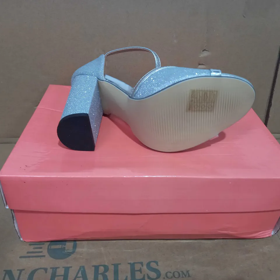 BOXED PAIR OF DESIGNER HEELS IN SILVER COLOUR WITH SPARKLE EFFECT EU SIZE 35