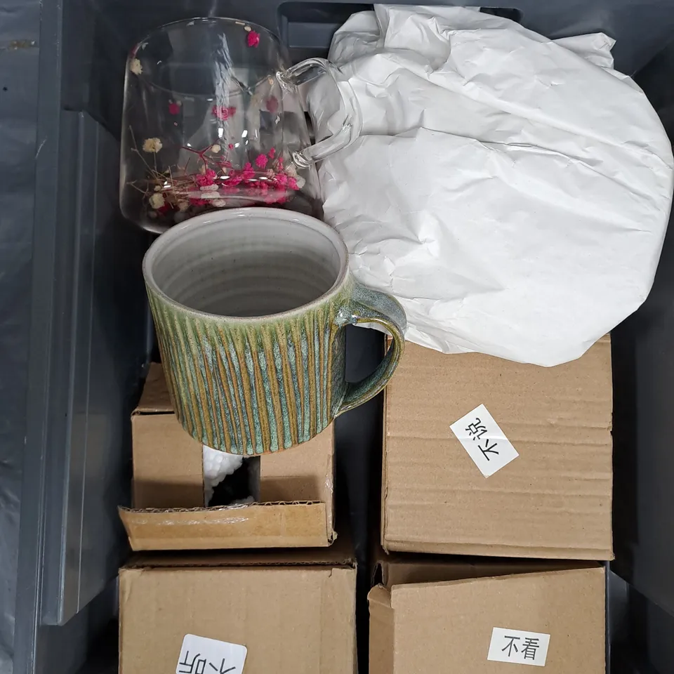 APPROXIMATELY 6 ASSORTED HOUSEHOLD PRODUCTS TO INCLUDE GLASSES, ORNAMENTS, MUGS ETC 
