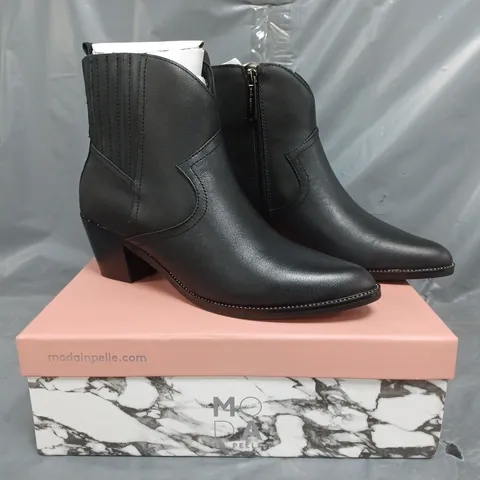 BOXED PAIR OF MODA IN PELLE ANNIEE WESTERN STYLE BOOTS IN BLACK SIZE 6