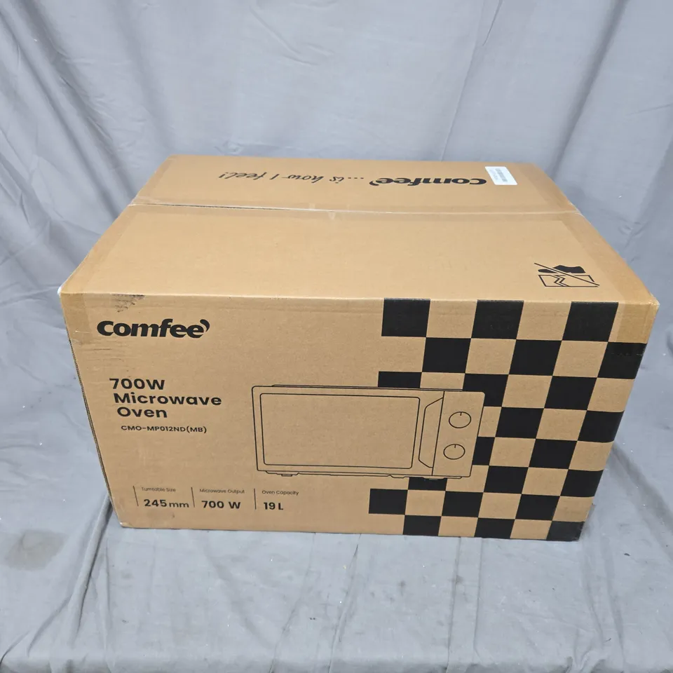 boxed comfee 700w microwave oven